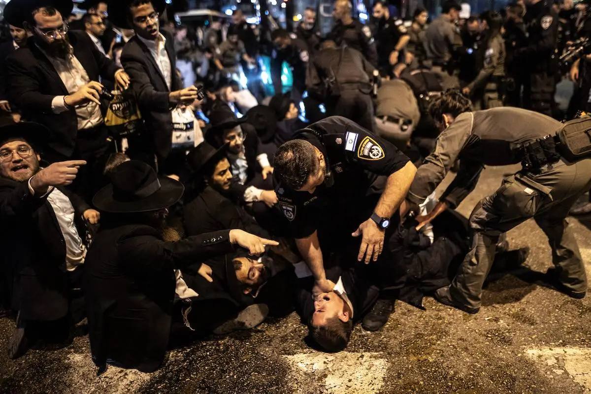 Polícia israelense reprime protesto contra o alistamento obrigatório de judeus ultraortodoxos, após o ministro da Defesa, Israel Katz, ordenar o recrutamento de sete mil membros da comunidade, no colonato de Bnei Brak, em 17 de novembro de 2024 [Mostafa Alkharouf/Agência Anadolu]