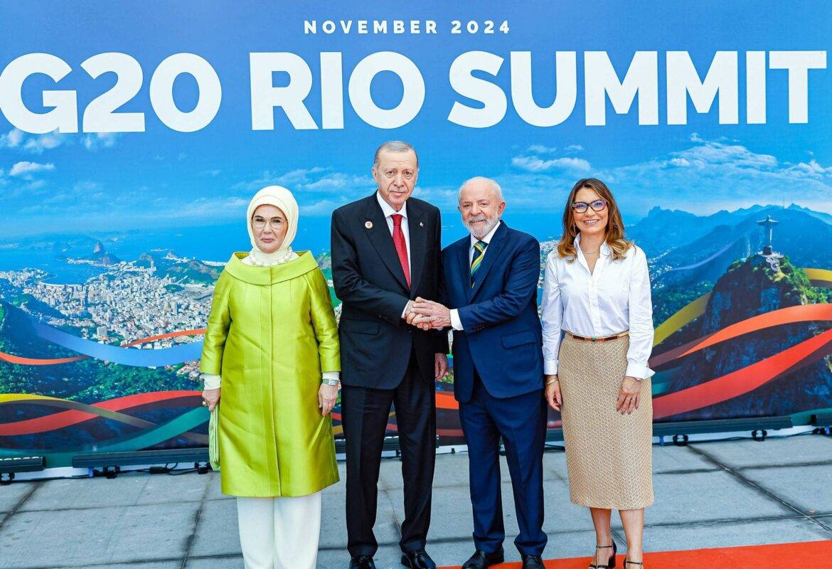 Presidente da Turquia, Recep Tayyip Erdogan, cumprimenta o presidente do Brasil, Luiz Inácio Lula da Silva, ao lado das respectivas primeiras-damas, Emine Erdogan e Janja Lula da Silva, durante a cúpula do G20, no Museu de Arte Moderna (MAM), no Rio de Janeiro, em 17 de novembro de 2024 [Presidência da Turquia/Divulgação/Agência Anadolu]
