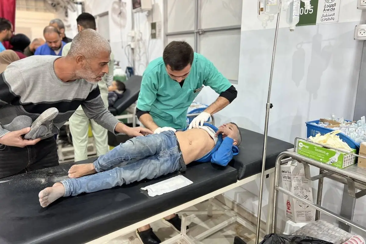 Criança palestina ferida por ataques israelenses ao campo de refugiados de Bureij, no Hospital al-Awda, em Deir al-Balah, Gaza, em 19 de setembro de 2024 [Hassan Jedi/Agência Anadolu]
