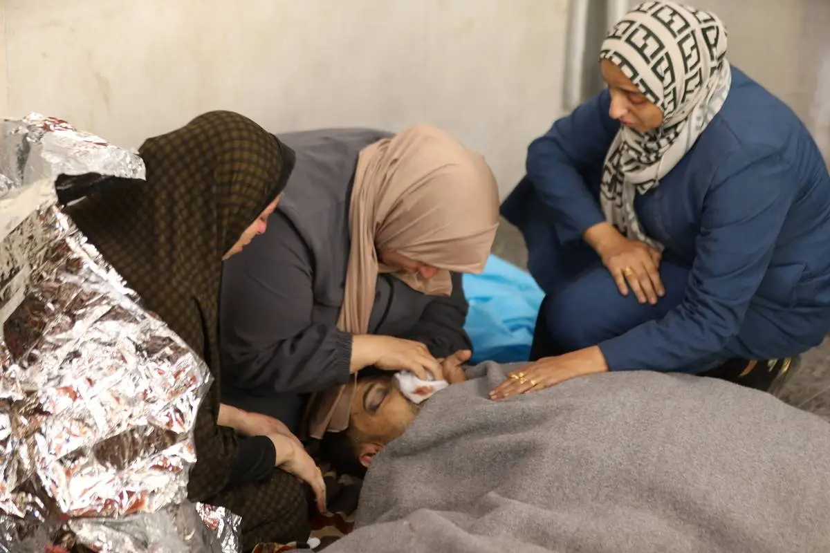 Corpo do médico Salem Judeh, do Hospital Indonésio, é velado no Hospital Baptista Al-Ahli, após bombardeios israelenses em Jabalia, no norte de Gaza, em 20 de novembro de 2024 [Dawoud Abo Alkas/Agência Anadolu]