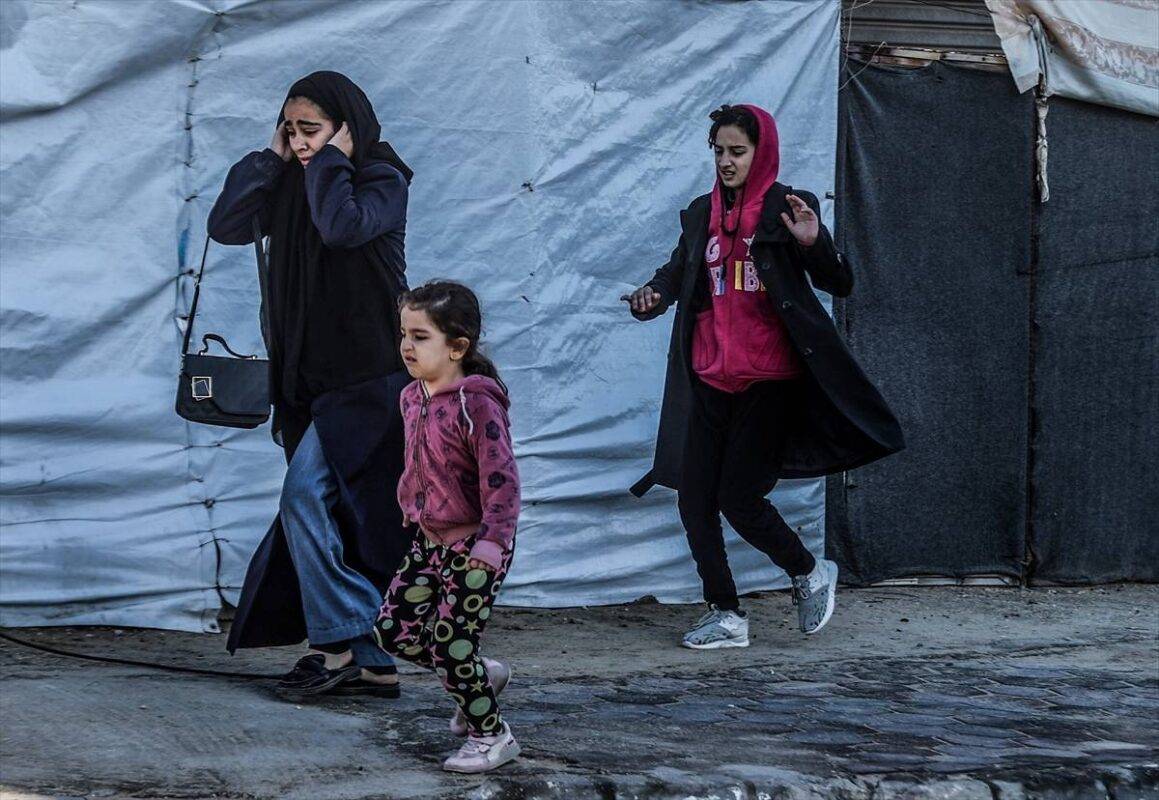 Famílias palestinas buscam abrigo de bombardeios israelenses ao campo de refugiados de Nuseirat, no centro de Gaza, em 28 de novembro de 2024 [Ali Jadallah/Agência Anadolu]
