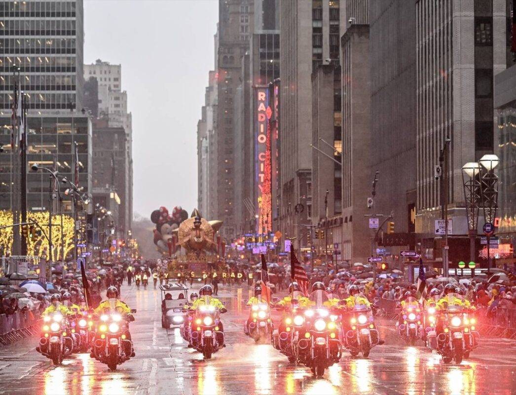 Policiais escoltam desfile do Dia de Ação de Graças em Nova York, nos Estados Unidos, em 28 de novembro de 2024 [Fatih Aktas/Agência Anadolu]
