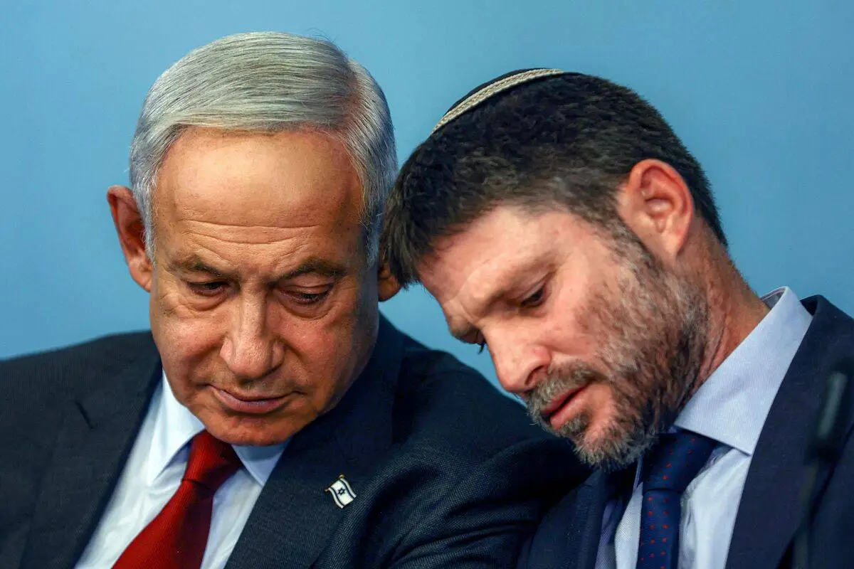 Bezalel Smotrich, ministro das Finanças de Israel (à direita), junto do premiê Benjamin Netanyahu, em Jerusalém ocupada, em 25 de janeiro de 2023 [Ronen Zvulun/AFP via Getty Images]
