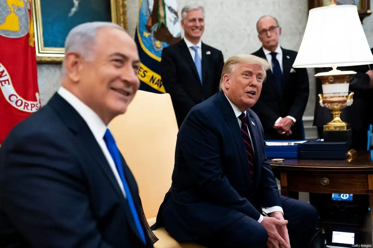 O ex-presidente dos EUA Donald Trump e o ex-primeiro-ministro de Israel Benjamin Netanyahu participam de uma reunião no Salão Oval da Casa Branca em 15 de setembro de 2020 em Washington, DC. [Doug Mills/Pool/Getty Images]
