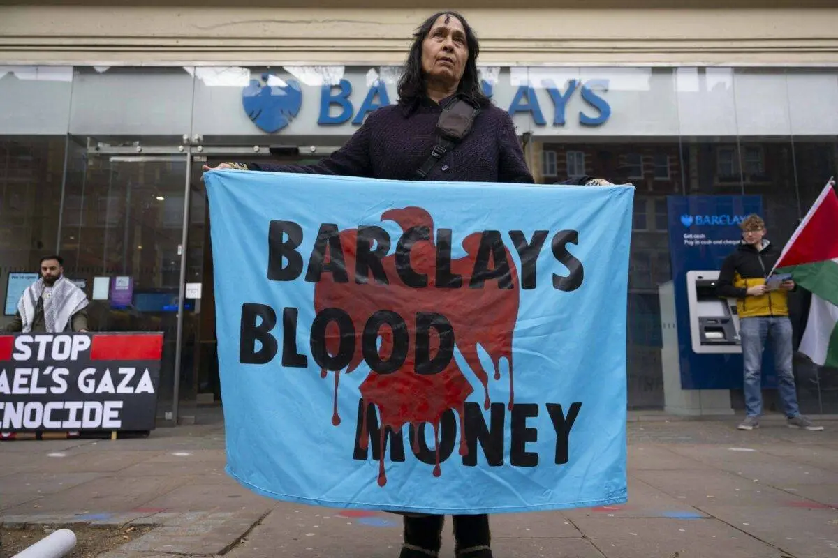 Manifestantes pró-palestinos se reúnem do lado de fora de uma filial do Barclays e condenam o financiamento de empresas de armas que fabricam armas e tecnologia militar usadas por Israel em Gaza, em Londres, Reino Unido, em 27 de janeiro de 2024 [Rasid Necati Aslim/Anadolu via Getty Images]
