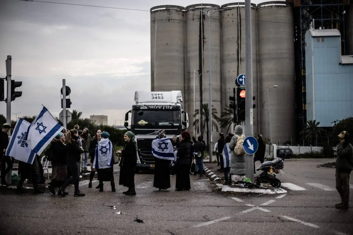 Colonos bloquem passagem de caminhões humanitários com destino a Gaza, na cidade israelense de Ashdod, em 4 de fevereiro de 2024 [Mostafa Alkharouf/Agência Anadolu via Getty Images]
