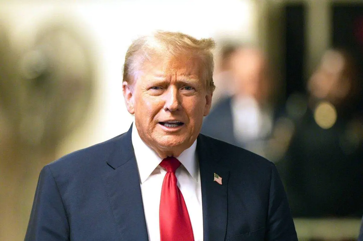 O então candidato a presidente dos EUA, Donald Trump, fala com a mídia do lado de fora da sala de audiências do Tribunal Criminal de Manhattan, em Nova York, em 23 de abril de 2024 [Curtis Means-Pool/Getty Images]