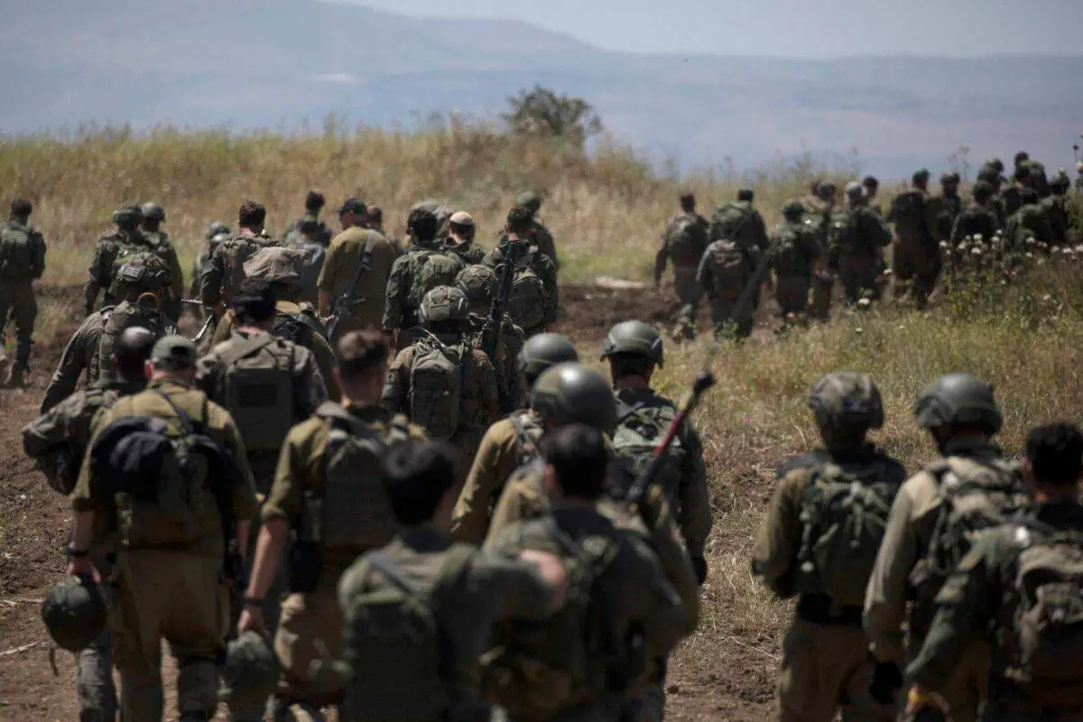 Soldados de combate da reserva israelense participam de um exercício de treinamento nas Colinas de Golã, em 8 de maio de 2024 [Amir Levy/Getty Images] 