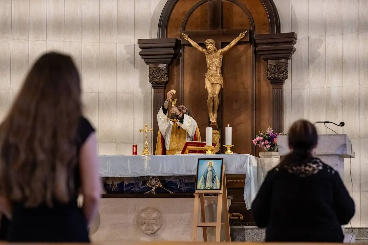 Padre Jawhar Tonios lidera um serviço religioso dominical maronita enquanto os cristãos libaneses preservam a vida cotidiana apesar da proximidade da fronteira sul do Líbano com Israel, e militantes xiitas libaneses apoiados pelo Irã que disparam foguetes contra Israel de aldeias próximas e vizinhas, o que atrai o contra-ataque israelense que tem colheitas e áreas de pastagem danificadas em 19 de maio de 2024, em Rmaich, Líbano. [Scott Peterson/Imagens Getty]

