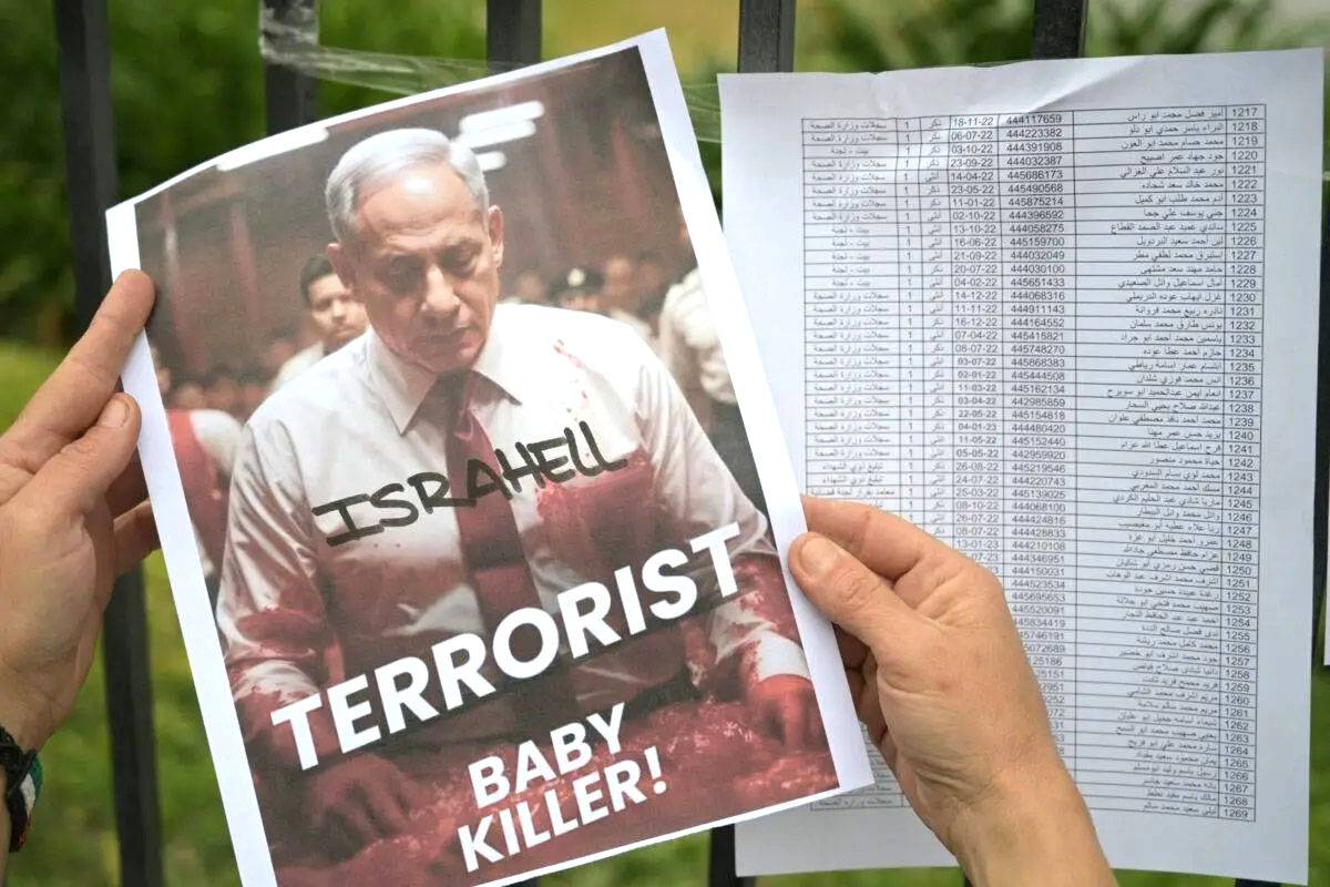 Retrato do premiê de Israel, Benjamin Netanyahu, com a legenda “terrorista, assassino de bebês”, junto de uma lista de nomes das vítimas em Gaza, na Praça de Maio, em Buenos Aires, Argentina, em 7 de outubro de 2024 [Juan Mabromata/AFP via Getty Images]

