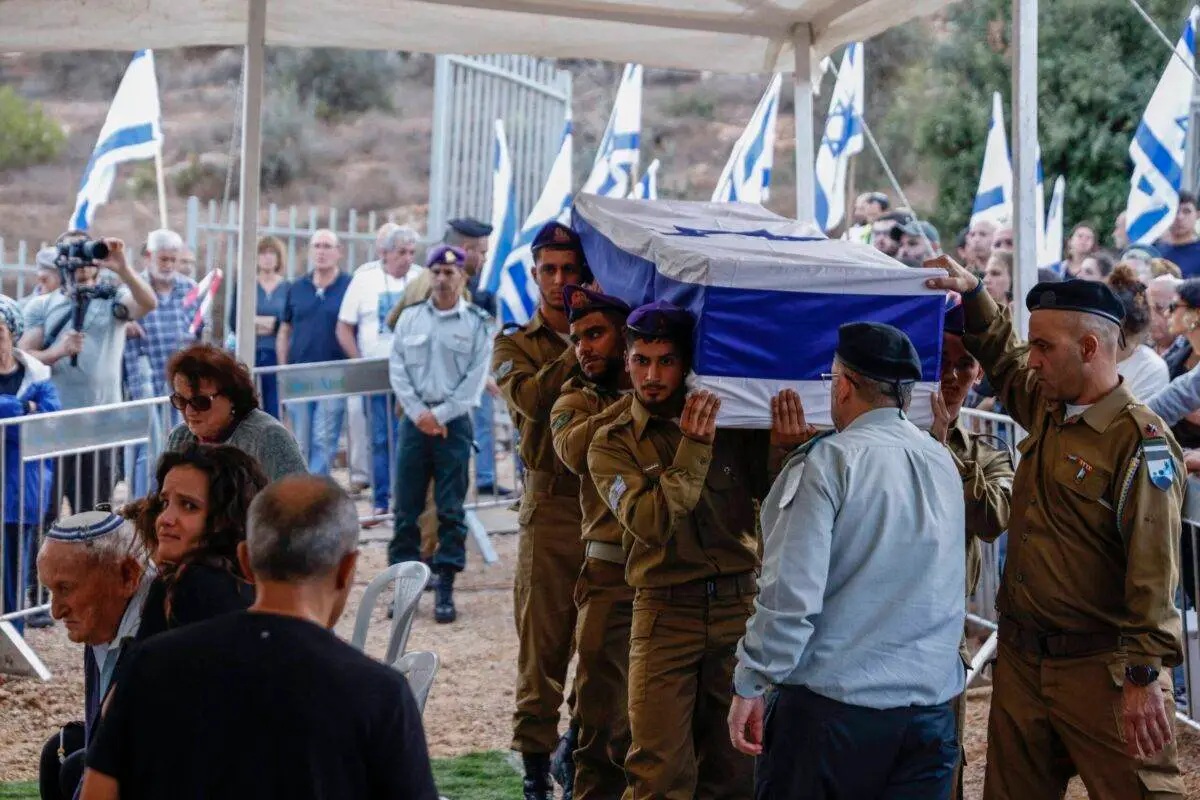 Soldados carregam caixão de sargento das Brigadas Givati, morto durante invasão militar no norte de Gaza, no colonato israelense de Mitzpe Netofa, 3 de novembro de 2024 [Jalaa Marey/AFP via Getty Images]
