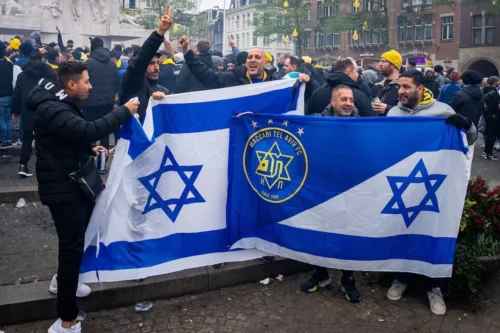Hooligans do clube israelense Maccabi Tel Aviv em Amsterdã, na Holanda, em 7 de novembro de 2024 [Jeroen Jumelet/ANP/AFP via Getty Images]