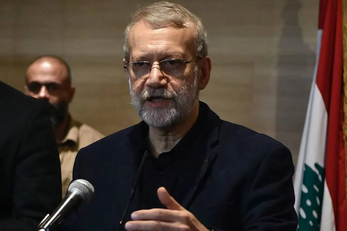 Conselheiro sênior do líder supremo do Irã, Ali Larijani, faz uma declaração após reunião com o presidente do parlamento do Líbano em Beirute em 15 de novembro de 2024 [-/AFP via Getty Images]
