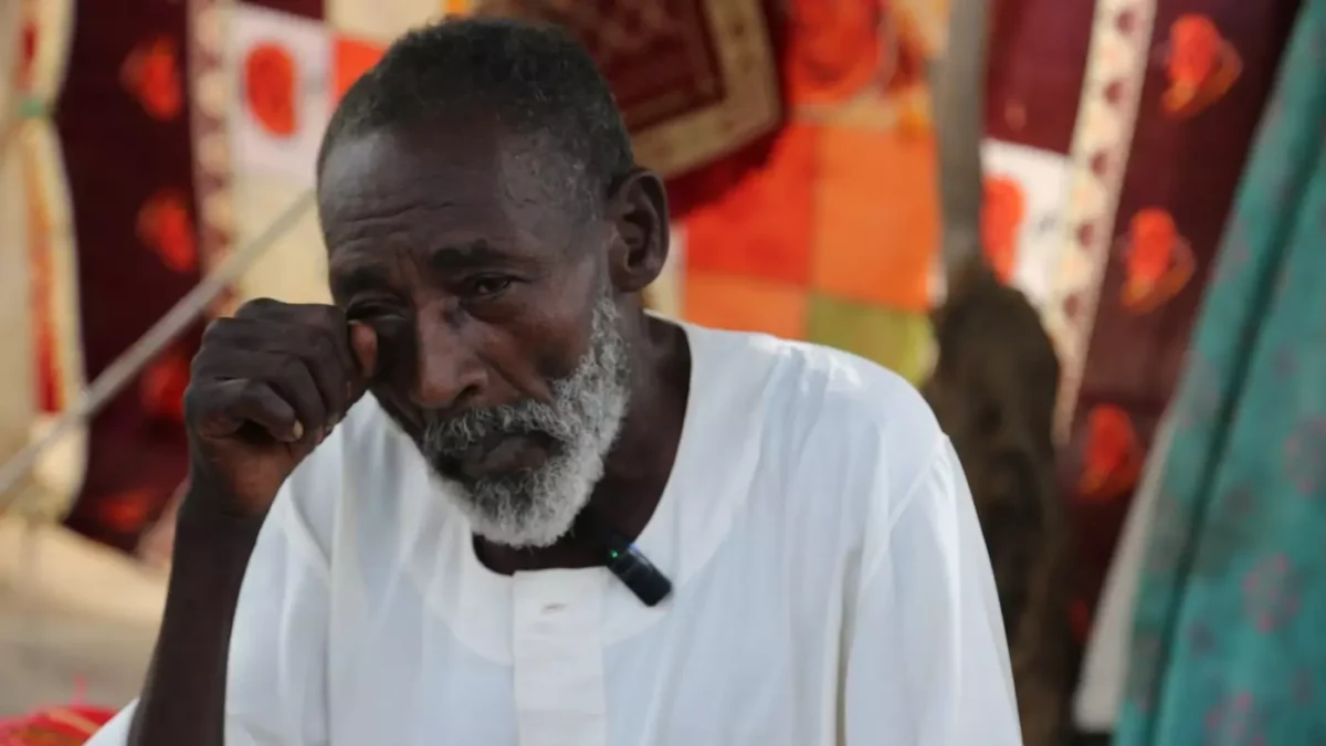Um homem sudanês deslocado pela guerra num campo em Port Sudan, outubro de 2024 (Islamic Relief)
