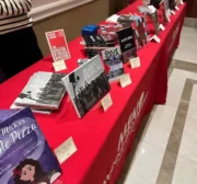 • Livros finalistas reunidos durante cerimônia do Palestine Book Awards de 2024, em Londres, Reino Unido, em 8 de novembro de 2024 [MEMO]