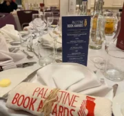 Presentes aos convidados presentes na cerimônia do Palestine Book Awards de 2024, em Londres, Reino Unido, em 8 de novembro de 2024 [MEMO]