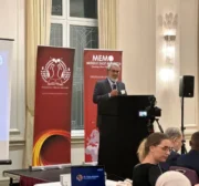 Daud Abdullah, diretor do MEMO, dá as boas-vindas a autores e convidados na cerimônia do Palestine Book Awards de 2024, em Londres, Reino Unido, em 8 de novembro de 2024 [MEMO]