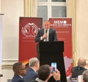 Embaixador da Palestina no Reino Unido, Husam Zomlot, discursa durante a cerimônia do Palestine Book Awards de 2024, em Londres, em 8 de novembro de 2024 [MEMO]