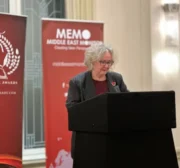 Lynn Welchman, professora e diretora do Centro de Estudos em Direito no Oriente Médio da Escola de Estudos Orientais e Africanos da Universidade de Londres (SOAS), discursa durante a cerimônia do Palestine Book Awards de 2024, na capital britânica, em 8 de novembro de 2024 [MEMO]