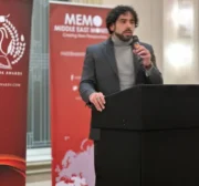 Hazem Jamjoun recebe prêmio de Melhor Tradução, por The Revolution Of 1936-1939 in Palestine, de Ghassan Kanafani, durante cerimônia do Palestine Book Awards de 2024, em Londres, Reino Unido, em 8 de novembro de 2024 [MEMO]