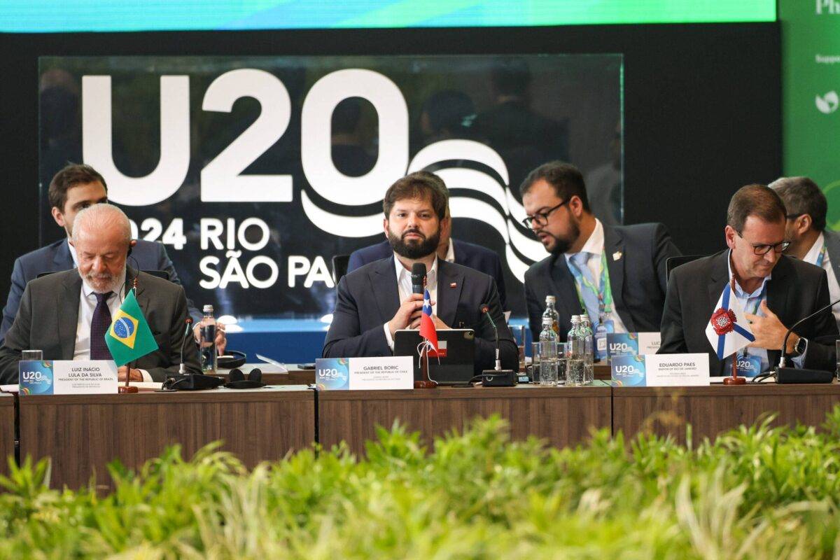 O presidente do Brasil, Luiz Inácio Lula da Silva, o presidente do Chile, Gabriel Boric e o prefeito do Rio de Janeiro, Eduardo Paes durante fórum de prefeitos do G20 (Urban 20), na zona portuária da capital fluminense. 
Rio de Janeiro, 17 de novembro de 2024 [Tomaz Silva/Agência Brasil]