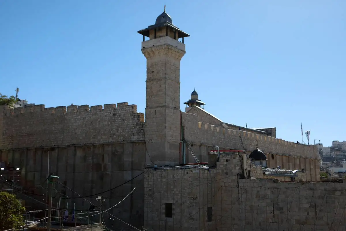 Soldados israelenses nos arredores da Mesquita Abraâmica (Túmulo dos Patriarcas), na cidade de Hebron (Al-Khalil), na Cisjordânia ocupada, em 3 de outubro de 2024 [Mamoun Wazwaz/Agência Anadolu]
