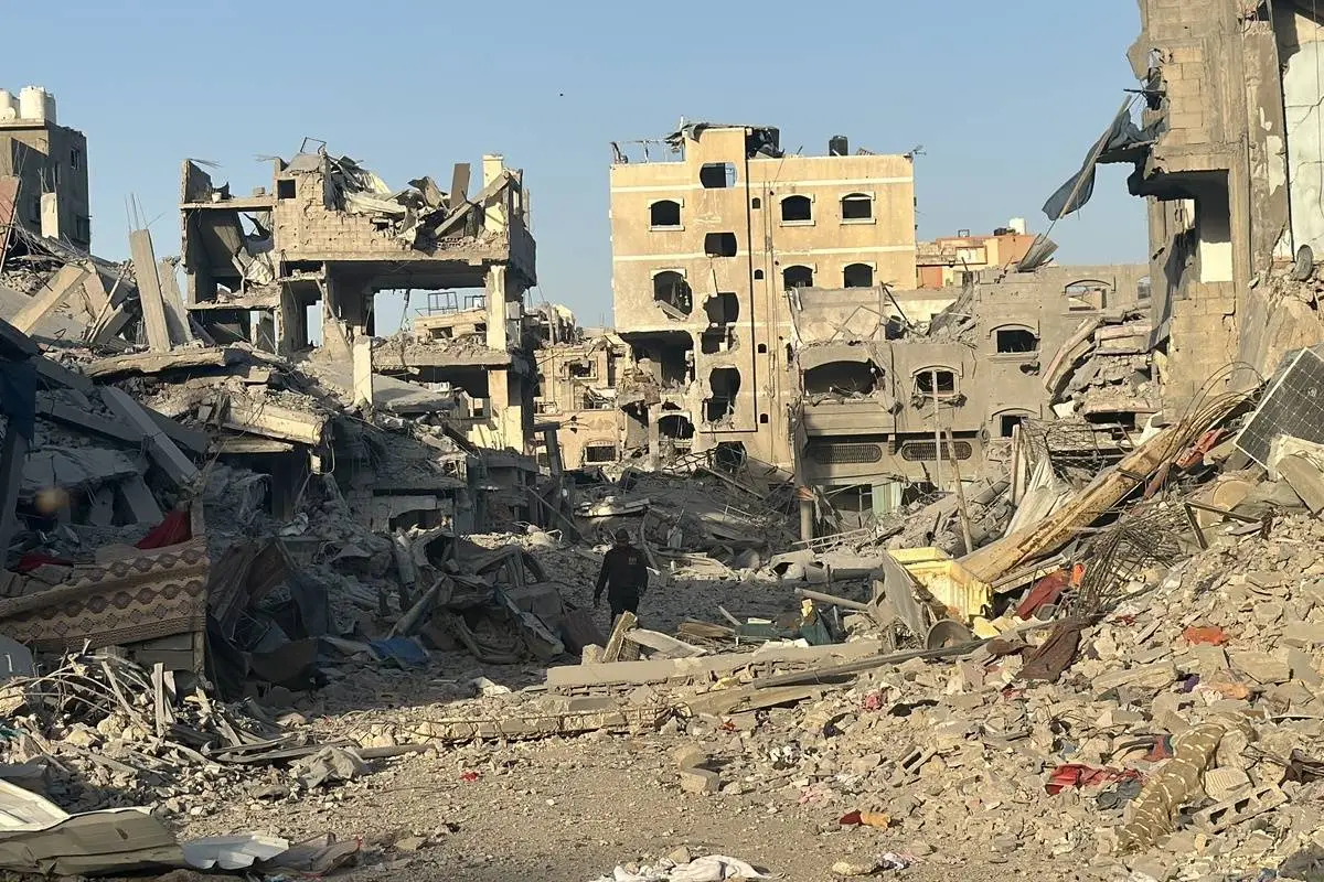 Destruição deixada após soldados israelenses se retirarem do Hospital Kamal Adwan, no norte de Gaza, em 26 de outubro de 2024 [Karam Hassan/Agência Anadolu]
