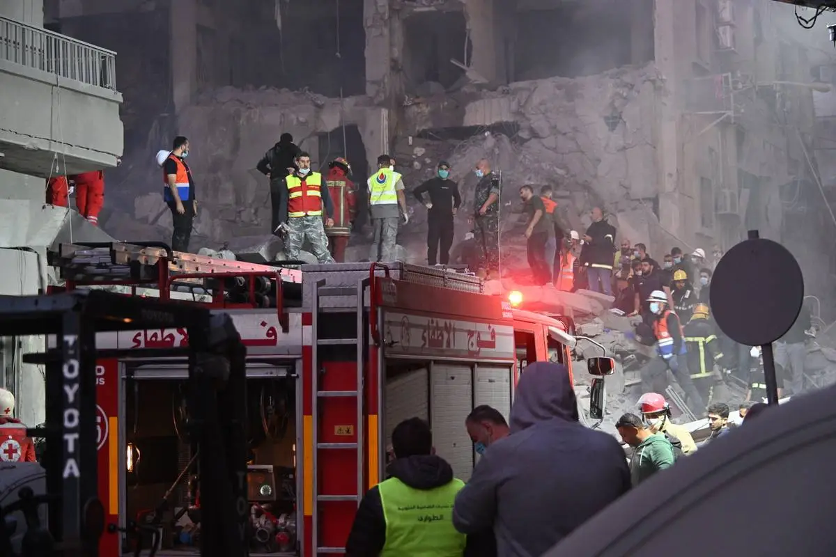 Equipes de defesa civil libanesas conduzem operações de busca e resgate entre os escombros de um prédio de 8 andares desabado na rua al-Mamun do bairro al-Basta após o ataque aéreo de aviões de guerra israelenses em Beirute, capital do Líbano, em 23 de novembro de 2024. [Houssam Shbaro/ Agência Anadolu]