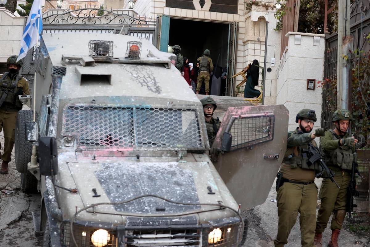 Forças israelenses invadem comunidades próximas a Nablus, na Cisjordânia ocupada, em 29 de novembro de 2024 [Issam Rimawi/Agência Anadolu]
