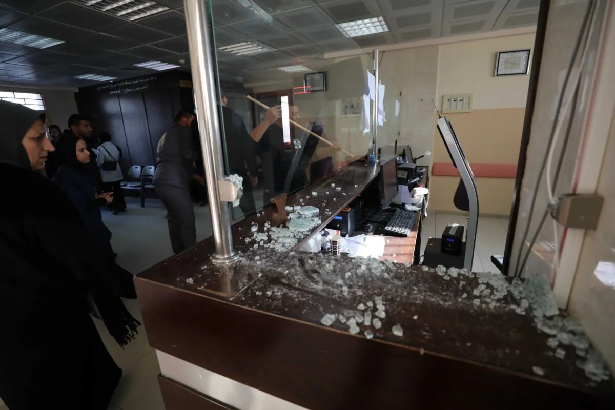 Forças israelenses invadem o Hospital Estadual Turco de Tubas e detêm alguns de seus funcionários em Tubas, Cisjordânia em 03 de dezembro de 2024 [Nedal Eshtayah/Agência Anadolu]
