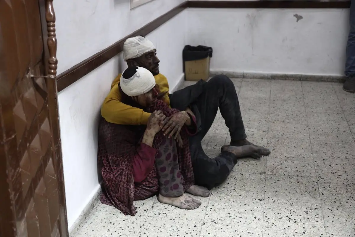 Palestinos feridos, incluindo crianças, são levados ao Hospital Batista Al-Ahli para tratamento médico após um ataque israelense à Cidade de Gaza, Gaza, em 04 de dezembro de 2024. [Abood Abu Salama / Agência Anadolu]
