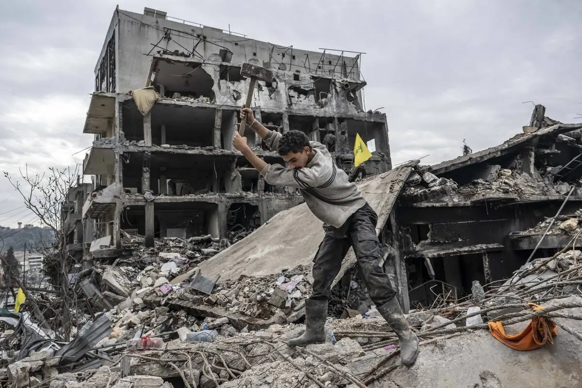 Libaneses retornam para suas casas após um cessar-fogo entre Líbano e Israel, enquanto as estradas foram destruídas e prédios desabaram devido aos ataques aéreos israelenses em Nabatiyeh, Beirute, Líbano em 07 de dezembro de 2024 [Murat Şengül/Agência Anadolu]
