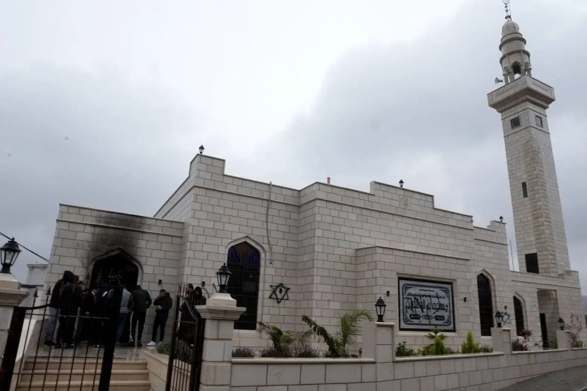 Uma vista da Mesquita Bir al-Walidain depois que colonos israelenses ilegais a incendiaram na vila de Marda, Salfit, Cisjordânia em 20 de dezembro de 2024 [Issam Rimawi/Agência Anadolu]