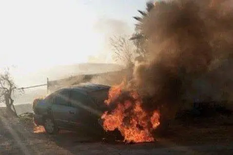 Carros incendiados por colonos ilegais israelenses durante pogroms na região de Nablus, na Cisjordânia ocupada, em 4 de dezembro de 2024 [Peace Now/X]
