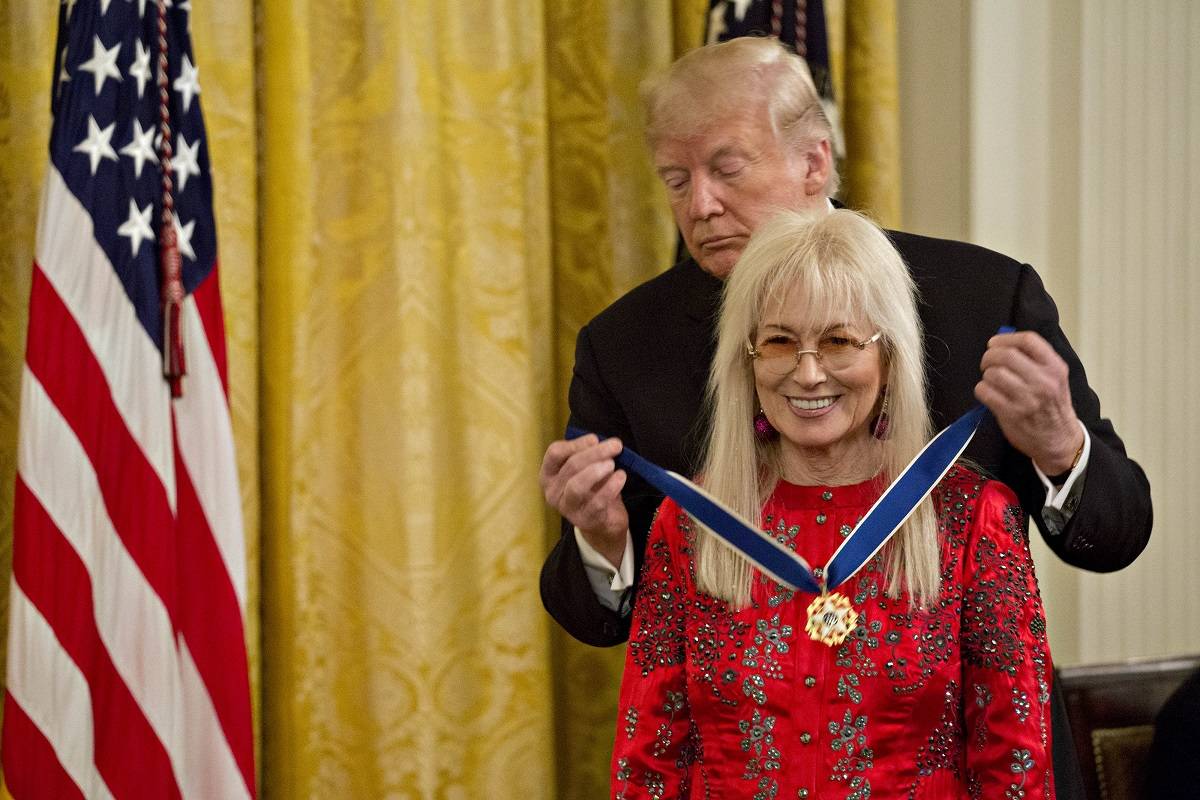 O presidente Donald Trump presenteou Miriam Adelson, filantropa e viúva do bilionário Sheldon Adelson, presidente e CEO da Las Vegas Sands Corp., com a Medalha Presidencial da Liberdade durante uma cerimônia no Salão Leste da Casa Branca em Washington, D.C., EUA, na sexta-feira, 16 de novembro de 2018. [Andrew Harrer/Bloomberg via Getty Images]
