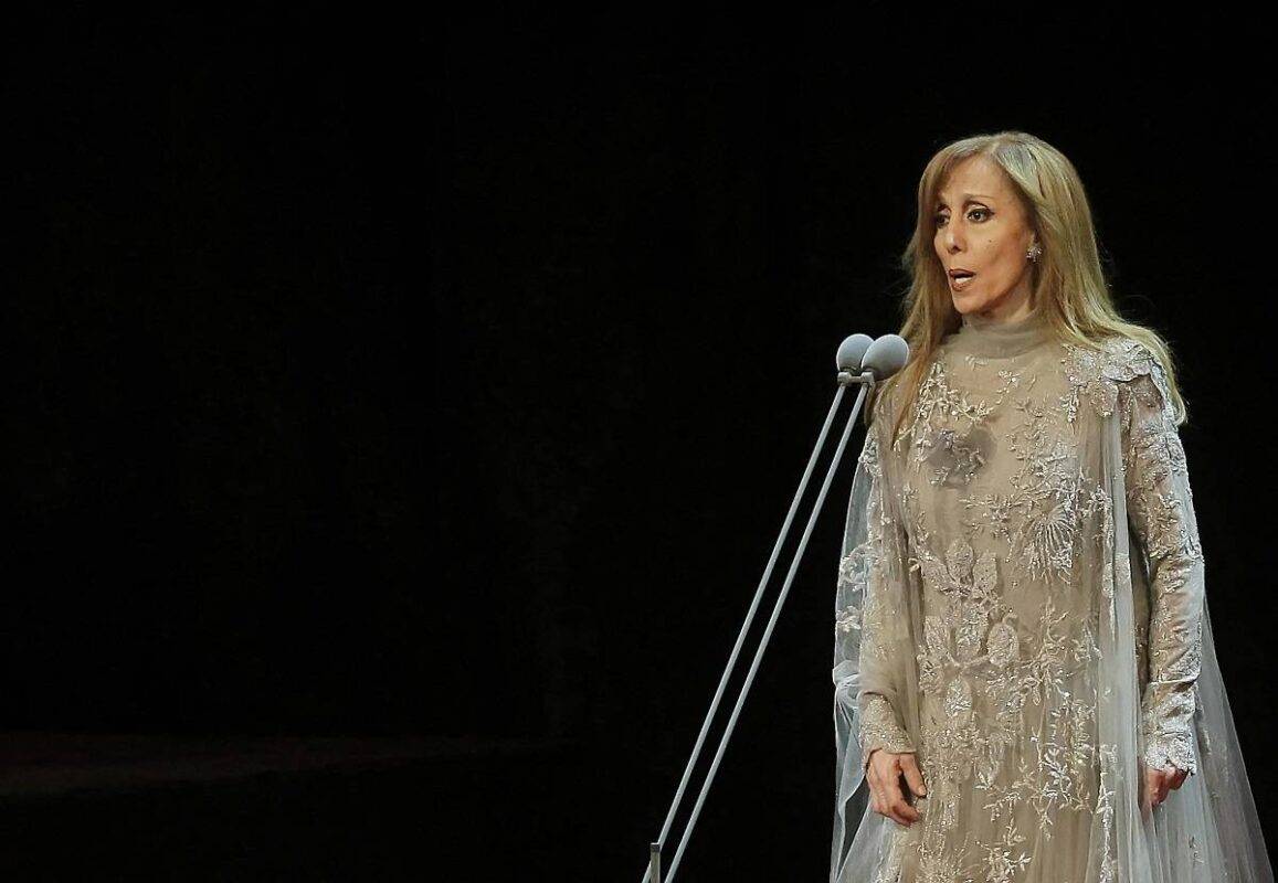 A diva libanesa Fairuz se apresenta durante um show raro em Beirute em 7 de outubro de 2010. [Joseph Eid/AFP via Getty Image]