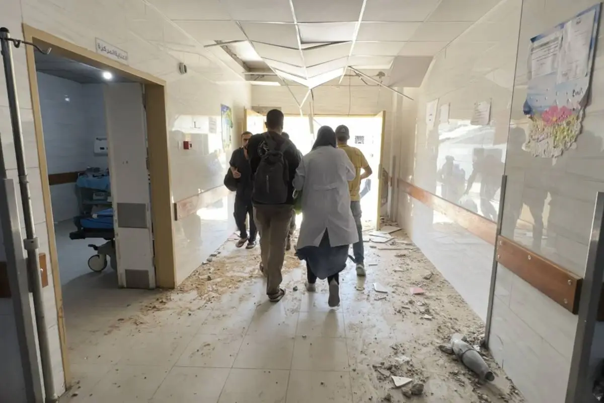 Equipes de saúde do Hospital Kamal Adwan evacuam pacientes sob ataques de Israel, no norte de Gaza, em 21 de maio de 2024 [Karam Hassan/Anadolu via Getty Images]

