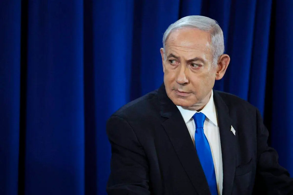 O primeiro-ministro israelense Benjamin Netanyahu discursa em uma coletiva de imprensa em Tel Aviv em 13 de julho de 2024 [Nir Elias/Pool/AFP via Getty Images]

