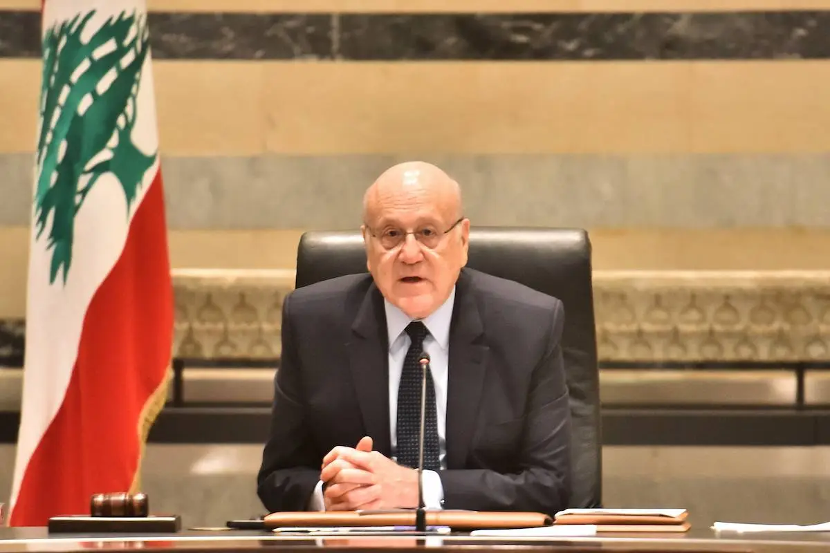 O primeiro-ministro interino do Líbano, Najib Mikati, reúne-se com membros de seu gabinete em Beirute, em 27 de novembro de 2024, para discutir o cessar-fogo entre Israel e o Hezbollah. [Fadel Itani/AFP via Getty Images]
