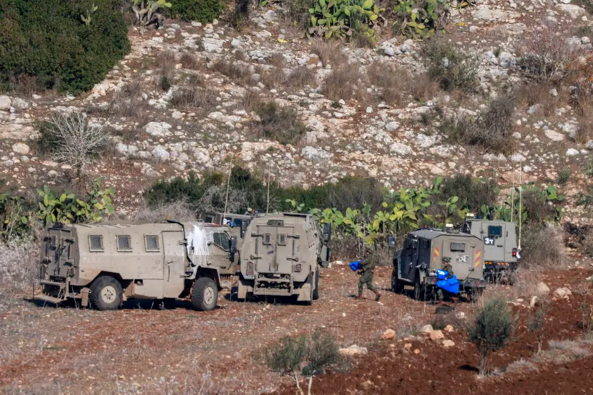 Soldados israelenses invadem a aldeia de Sair, na região de Jenin, sul da Cisjordânia ocupada, em 1º de dezembro de 2024 [Jaafar Ashtiyeh/AFP via Getty Images]