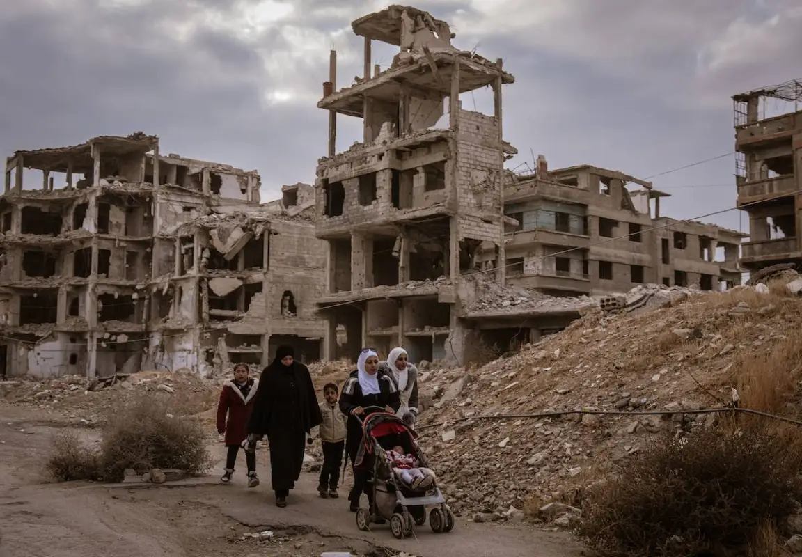 Um registro da destruição após o fim do governo de 61 anos do regime Baath nos distritos de Harasta e Cobar em Ghouta Oriental de Damasco, Síria, em 21 de dezembro de 2024. [Emin Sansar – Agência Anadolu]
