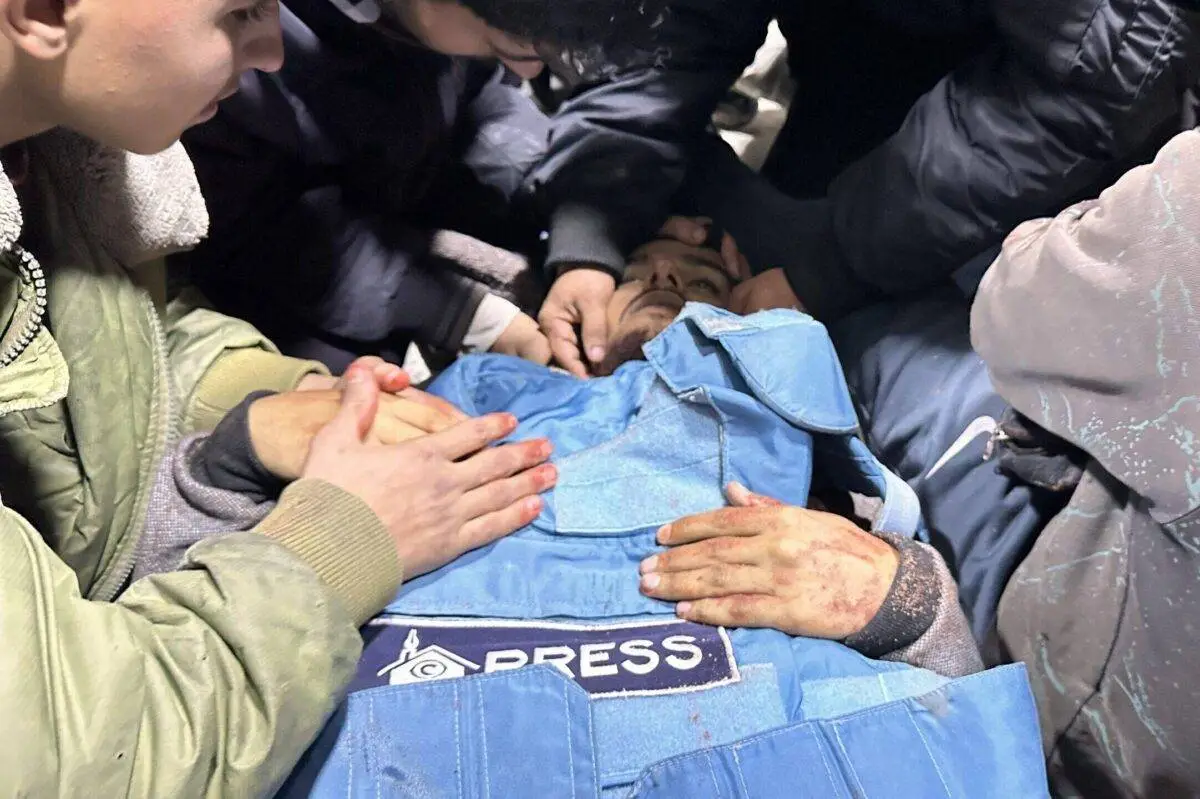 Colegas e palestinos se reúnem em torno do jornalista palestino Saed Sabri Abu Nabhan após ele ser mortalmente baleado por um atirador israelense enquanto estava de serviço no Campo de Refugiados de Nuseirat, na Faixa de Gaza central, em 10 de janeiro de 2025 [Fadel A. A. Almaghari/Agência Anadolu]
