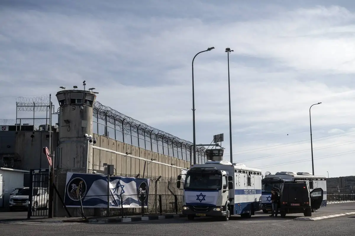 Penitenciária de Ofer, em meio a troca de prisioneiros entre Israel e Hamas, ao sul de Jerusalém ocupada, em 19 de janeiro de 2025 [Mostafa Alkharouf/Agência Anadolu]
