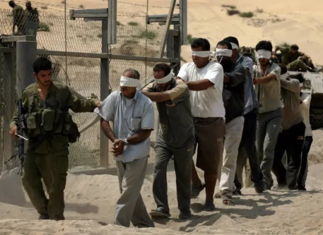 Soldados israelenses detêm palestinos de Gaza, vendados e algemados, na fronteira do enclave, em 1º de agosto de 2007 [David Furst/AFP/Getty Images]