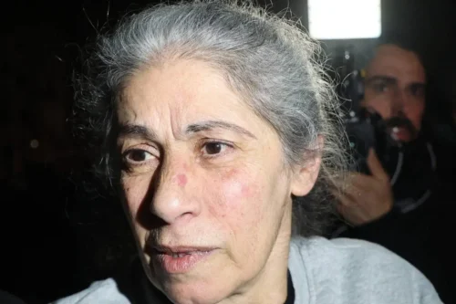 A prisioneira palestina Khalida Jarrar, uma figura da Frente Popular Marxista para a Libertação da Palestina (FPLP), é recebida por simpatizantes após sua libertação da prisão israelense nas primeiras horas de 20 de janeiro de 2025, na cidade ocupada de Beitunia, na Cisjordânia, nos arredores de Ramallah [Zain Jaafar/AFP via Getty Images]