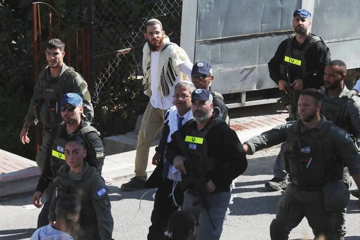Ministro israelense Itamar Ben-Gvir, junto de colonos ilegal e sob escolta militar, invade a Mesquita Abraâmica (Túmulo dos Patriarcas) em Hebron, na Cisjordânia ocupada, em 23 de novembro de 2024 [Mamoun Wazwaz/Agência Anadolu]
