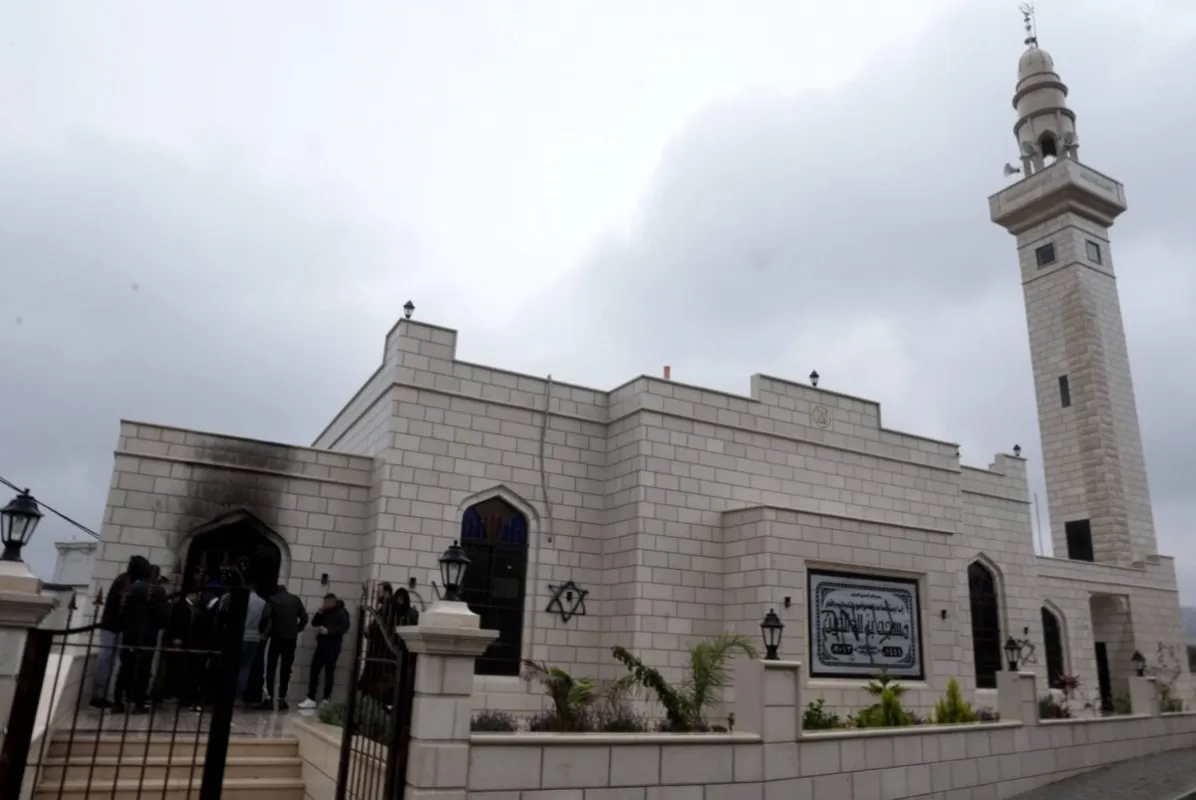 A mesquita Bir al-Walidain depois que colonos israelenses ilegais atearam fogo na vila de Marda, Salfit, Cisjordânia em 20 de dezembro de 2024. [Issam Rimawi/Agência Anadolu]