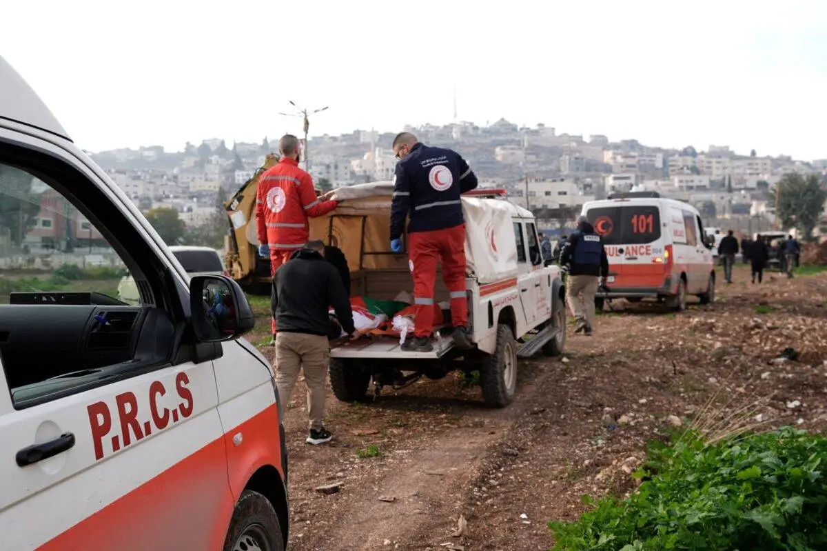 Corpos de vítimas dos ataques israelenses são levados para sepultamento em um cemitério de Jenin, na Cisjordânia ocupada, em 3 de fevereiro de 2025 [Issam Rimawi/Agência Anadolu]
