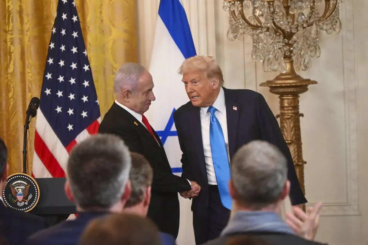 Presidente dos Estados Unidos, Donald Trump, e primeiro-ministro de Israel, Benjamin Netanyahu, durante coletiva de imprensa na Casa Branca, em Washington DC, em 4 de fevereiro de 2025 [Kyle Mazza/Agência Anadolu]
