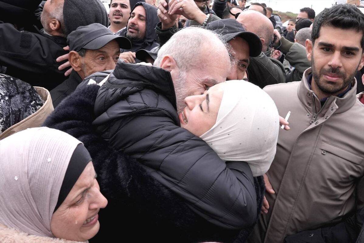 Palestinos libertados por Israel na quinta rodada de troca de prisioneiros se reúnem com suas famílias, em Ramallah, na Cisjordânia ocupada, em 8 de fevereiro de 2025 [Issam Rimawi/Agência Anadolu]